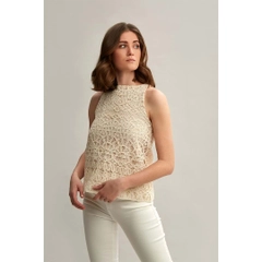 Bir model, Mare Style toptan giyim markasının 33208 - Sleeveless Patterned Cotton Embroidered Blouse toptan Bluz ürününü sergiliyor.