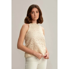 Bir model, Mare Style toptan giyim markasının 33208 - Sleeveless Patterned Cotton Embroidered Blouse toptan Bluz ürününü sergiliyor.