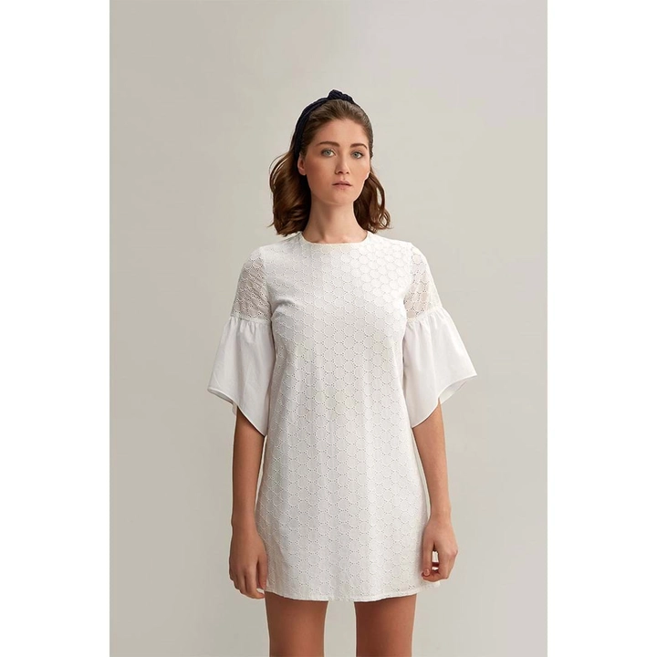 Ein Bekleidungsmodell aus dem Großhandel trägt 33209 - Trumpet Sleeve Cotton Mini Embroidery Dress - White, türkischer Großhandel Kleid von Mare Style