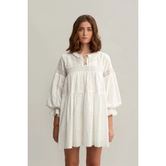 Ein Bekleidungsmodell aus dem Großhandel trägt 33210 - Comfortable Cut Cotton White Brode Dress - White, türkischer Großhandel Kleid von Mare Style