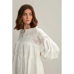 Una modella di abbigliamento all'ingrosso indossa 33210 - Comfortable Cut Cotton White Brode Dress - White, vendita all'ingrosso turca di Vestito di Mare Style