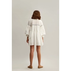 Ένα μοντέλο χονδρικής πώλησης ρούχων φοράει 33210 - Comfortable Cut Cotton White Brode Dress - White, τούρκικο Φόρεμα χονδρικής πώλησης από Mare Style