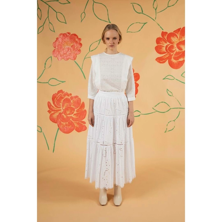 Bir model, Mare Style toptan giyim markasının 33218 - Patterned Pure Cotton Pleated Long Embroidery Skirt - White toptan Etek ürününü sergiliyor.