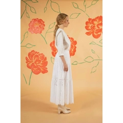 Een kledingmodel uit de groothandel draagt 33218 - Patterned Pure Cotton Pleated Long Embroidery Skirt - White, Turkse groothandel Rok van Mare Style