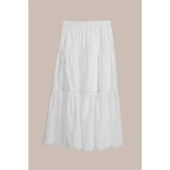 Una modella di abbigliamento all'ingrosso indossa 33218 - Patterned Pure Cotton Pleated Long Embroidery Skirt - White, vendita all'ingrosso turca di Gonna di Mare Style