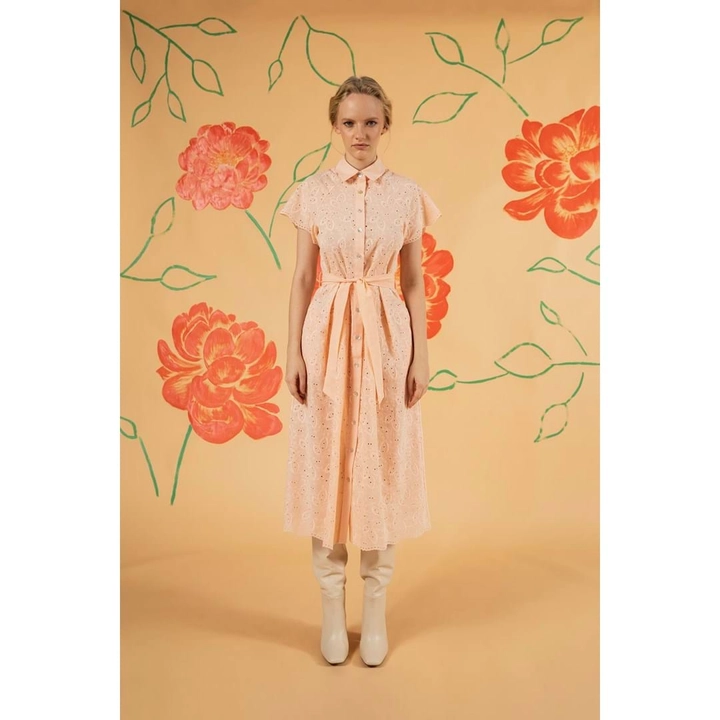 Ein Bekleidungsmodell aus dem Großhandel trägt 33219 - Belted Midi Length Cotton Embroidered Dress - Salmon, türkischer Großhandel Kleid von Mare Style