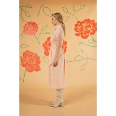 Bir model, Mare Style toptan giyim markasının 33219 - Belted Midi Length Cotton Embroidered Dress - Salmon toptan Elbise ürününü sergiliyor.