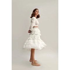 Um modelo de roupas no atacado usa 33220 - Ruffled Layered Pure Cotton Long Embroidered Skirt - White, atacado turco Saia de Mare Style