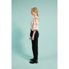 Een kledingmodel uit de groothandel draagt 33224 - High Waist Slim Leg Pleated Cotton Pants - Black, Turkse groothandel Broek van Mare Style