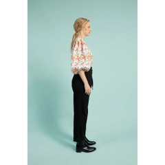 Ένα μοντέλο χονδρικής πώλησης ρούχων φοράει 33224 - High Waist Slim Leg Pleated Cotton Pants - Black, τούρκικο Παντελόνι χονδρικής πώλησης από Mare Style