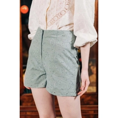 Una modella di abbigliamento all'ingrosso indossa 33228 - Pure Cotton Patterned Shorts - Green, vendita all'ingrosso turca di Pantaloncini di Mare Style