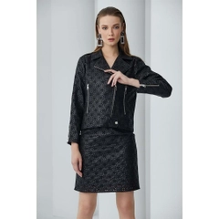 Bir model, Mare Style toptan giyim markasının 33230 - Faux Leather Brode Biker Jacket - Black toptan Ceket ürününü sergiliyor.