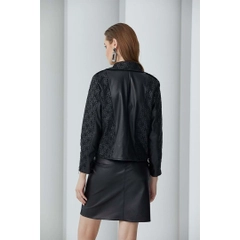 Ένα μοντέλο χονδρικής πώλησης ρούχων φοράει 33230 - Faux Leather Brode Biker Jacket - Black, τούρκικο Μπουφάν χονδρικής πώλησης από Mare Style