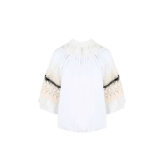Ein Bekleidungsmodell aus dem Großhandel trägt 33231 - Lace Detailed Relaxed Cut White Brode Blouse, türkischer Großhandel Bluse von Mare Style