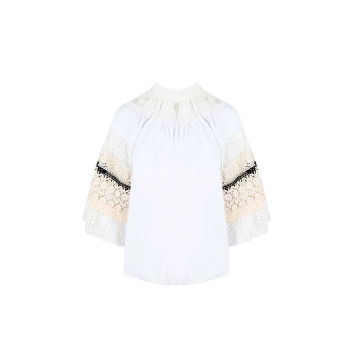 Ein Bekleidungsmodell aus dem Großhandel trägt 33231 - Lace Detailed Relaxed Cut White Brode Blouse, türkischer Großhandel Bluse von Mare Style
