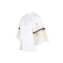 Ένα μοντέλο χονδρικής πώλησης ρούχων φοράει 33231 - Lace Detailed Relaxed Cut White Brode Blouse, τούρκικο Μπλούζα χονδρικής πώλησης από Mare Style