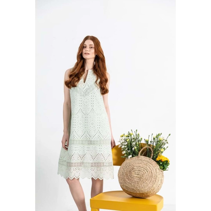 Bir model, Mare Style toptan giyim markasının 33232 - Sleeveless Pure Cotton Embroidery Dress - Green toptan Elbise ürününü sergiliyor.