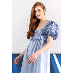 Una modella di abbigliamento all'ingrosso indossa 33233 - Tassel Detailed Pure Organic Cotton Midi Dress - Blue, vendita all'ingrosso turca di Vestito di Mare Style