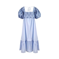 Bir model, Mare Style toptan giyim markasının 33233 - Tassel Detailed Pure Organic Cotton Midi Dress - Blue toptan Elbise ürününü sergiliyor.
