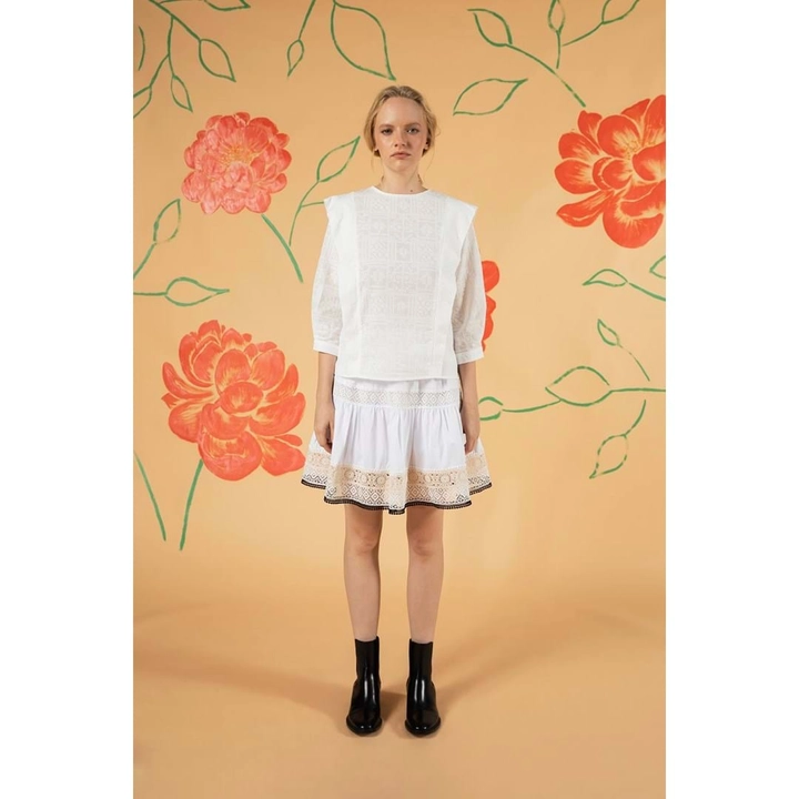 Una modella di abbigliamento all'ingrosso indossa 33235 - Lace Detailed Organic Cotton Embroidered Short Skirt - White, vendita all'ingrosso turca di Gonna di Mare Style