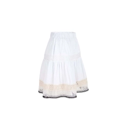 Una modella di abbigliamento all'ingrosso indossa 33235 - Lace Detailed Organic Cotton Embroidered Short Skirt - White, vendita all'ingrosso turca di Gonna di Mare Style