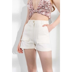 Una modelo de ropa al por mayor lleva 33237 - Organic Cotton Shorts - White, Pantalones Cortos turco al por mayor de Mare Style