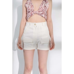 Bir model, Mare Style toptan giyim markasının 33237 - Organic Cotton Shorts - White toptan Şort ürününü sergiliyor.