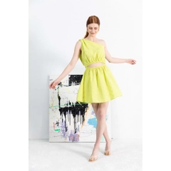 Una modella di abbigliamento all'ingrosso indossa 33239 - Organic Cotton One-Shoulder Embroidered Mini Dress - Green, vendita all'ingrosso turca di Vestito di Mare Style