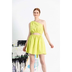 Bir model, Mare Style toptan giyim markasının 33239 - Organic Cotton One-Shoulder Embroidered Mini Dress - Green toptan Elbise ürününü sergiliyor.