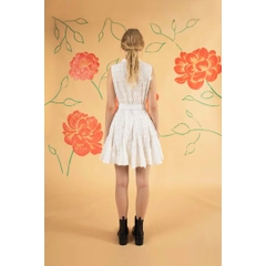Ένα μοντέλο χονδρικής πώλησης ρούχων φοράει 33243 - White Patterned Cotton Sleeveless Embroidery Dress - White, τούρκικο Φόρεμα χονδρικής πώλησης από Mare Style