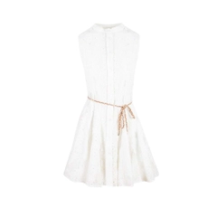 Bir model, Mare Style toptan giyim markasının 33243 - White Patterned Cotton Sleeveless Embroidery Dress - White toptan Elbise ürününü sergiliyor.