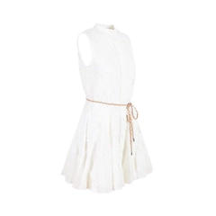 Una modella di abbigliamento all'ingrosso indossa 33243 - White Patterned Cotton Sleeveless Embroidery Dress - White, vendita all'ingrosso turca di Vestito di Mare Style