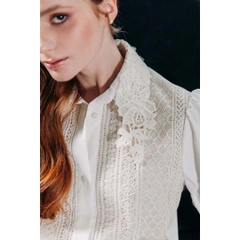 Ένα μοντέλο χονδρικής πώλησης ρούχων φοράει 33246 - Patterned Long Sleeve Shirt - Beige, τούρκικο Πουκάμισο χονδρικής πώλησης από Mare Style