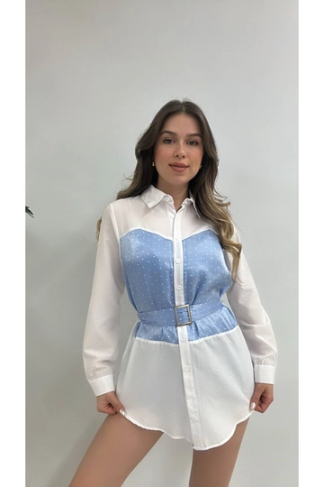 Una modelo de ropa al por mayor lleva  Camisa De Lunares Con Detalle De Cinturón
, Camisa turco al por mayor de Maxi Modena