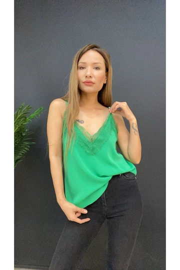 Ένα μοντέλο χονδρικής πώλησης ρούχων φοράει  Μπλούζα Με Λουράκι Στήθος Με Δαντέλα Με Λεπτομέρειες
, τούρκικο Μπλούζα χονδρικής πώλησης από Maxi Modena