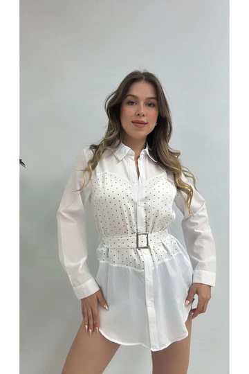 Ένα μοντέλο χονδρικής πώλησης ρούχων φοράει  Πουά Πουά Με Λεπτομέρεια Στη Μέση
, τούρκικο Πουκάμισο χονδρικής πώλησης από Maxi Modena