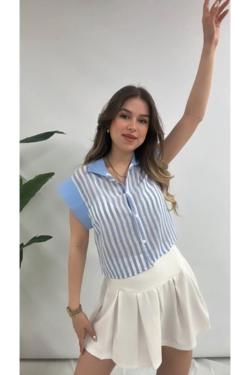 Een kledingmodel uit de groothandel draagt  Gestreepte Mouwloze Linnen Overhemdblouse
, Turkse groothandel Shirt van Maxi Modena
