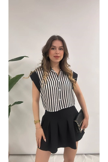 Een kledingmodel uit de groothandel draagt  Gestreepte Mouwloze Linnen Overhemdblouse
, Turkse groothandel Shirt van Maxi Modena