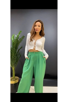 A wholesale clothing model wears max10751-high-waist-wide-leg-women's-trousers, Turkish wholesale Pants of Maxi Modena