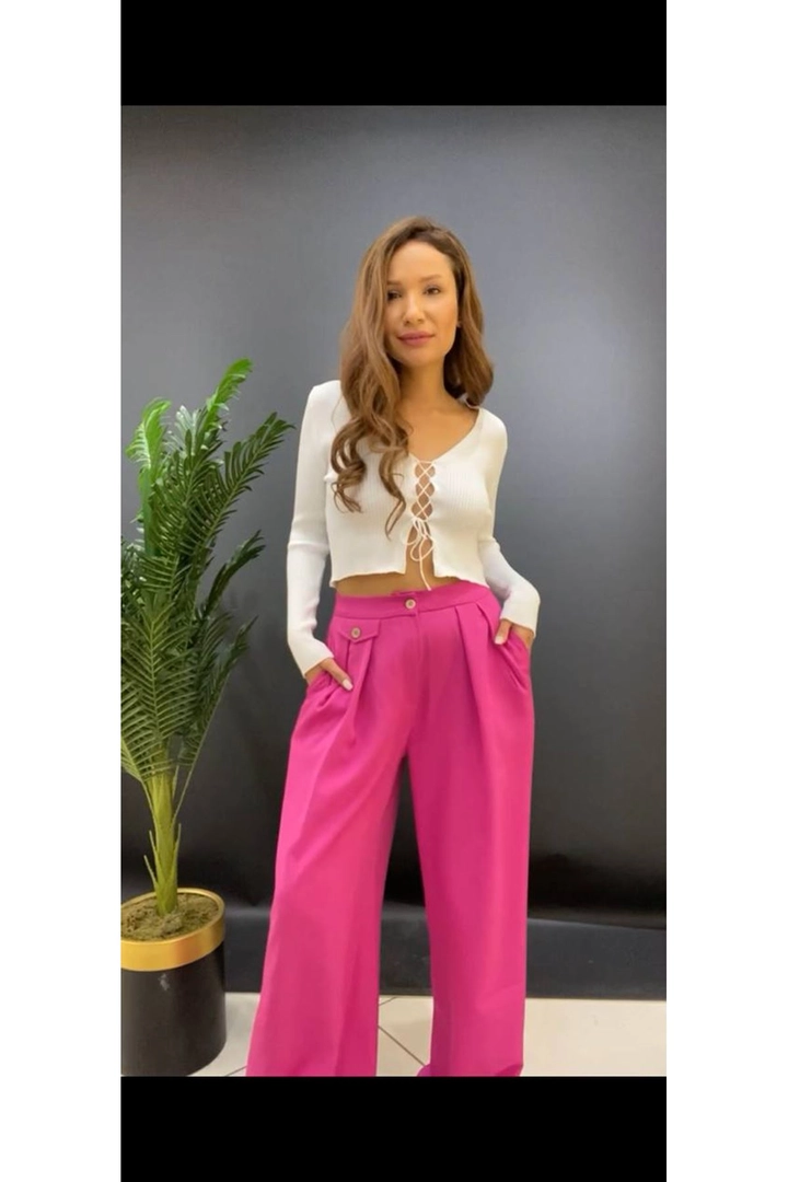 A wholesale clothing model wears max10755-high-waist-wide-leg-women's-trousers, Turkish wholesale Pants of Maxi Modena