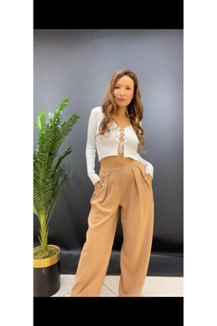 A wholesale clothing model wears max10767-high-waist-wide-leg-women's-trousers, Turkish wholesale Pants of Maxi Modena