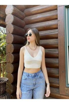 A wholesale clothing model wears max10905-strappy-ecru-color-crochet-knitted-back-lace-crop, Turkish wholesale Crop Top of Maxi Modena