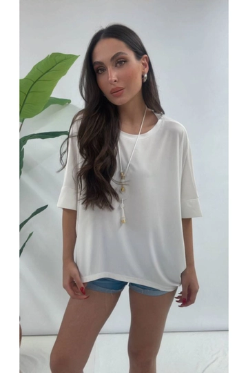A wholesale clothing model wears  Necklace Detailed Short Sleeve Women's Blouse
, Turkish wholesale Blouse of Maxi Modena