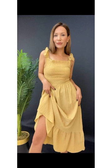 Bir model, Maxi Modena toptan giyim markasının  Gofre Kumaş Gipeli Uzun Fırfırlı Elbise - Sarı
 toptan Elbise ürününü sergiliyor.