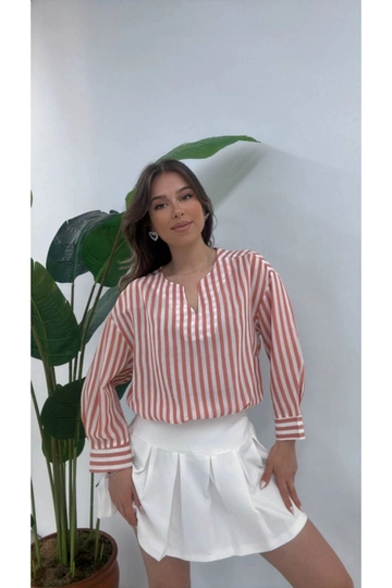 Een kledingmodel uit de groothandel draagt  Gestreept Overhemd Met Elastische Onderkant En Details - Roze En Wit
, Turkse groothandel Shirt van Maxi Modena