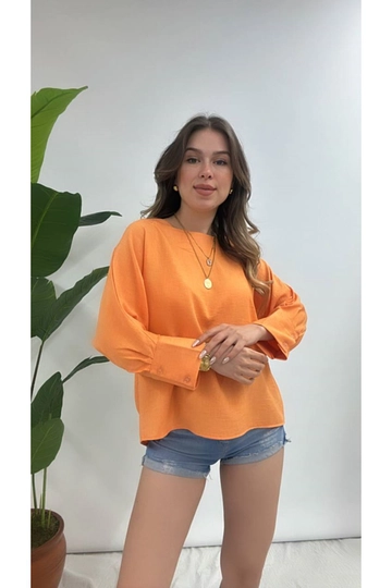 Een kledingmodel uit de groothandel draagt  Blouse Van Kreukelstof - Oranje
, Turkse groothandel Blouse van Maxi Modena