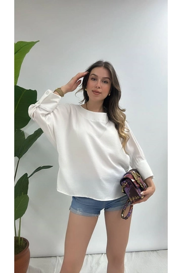 Ein Bekleidungsmodell aus dem Großhandel trägt  Bluse Aus Crinkle-Stoff – Weiß
, türkischer Großhandel Bluse von Maxi Modena