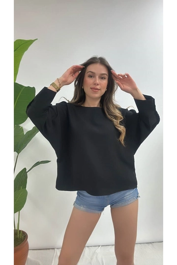 Una modella di abbigliamento all'ingrosso indossa  Camicetta In Tessuto Stropicciato - Nera
, vendita all'ingrosso turca di Camicetta di Maxi Modena