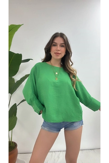 Una modella di abbigliamento all'ingrosso indossa  Camicetta In Tessuto Stropicciato - Verde
, vendita all'ingrosso turca di Camicetta di Maxi Modena