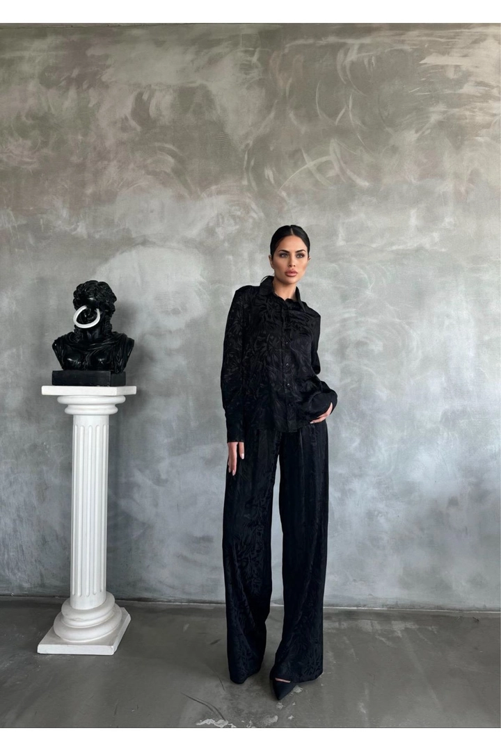 A wholesale clothing model wears max10903-satin-fabric-zebra-patterned-shirt-and-trousers-double-set-black, Turkish wholesale Suit of Maxi Modena